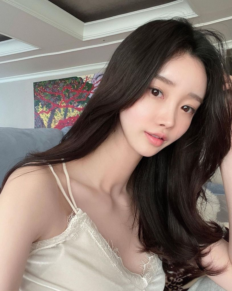 最爱穿大深v装的性感姐姐紧身服自拍