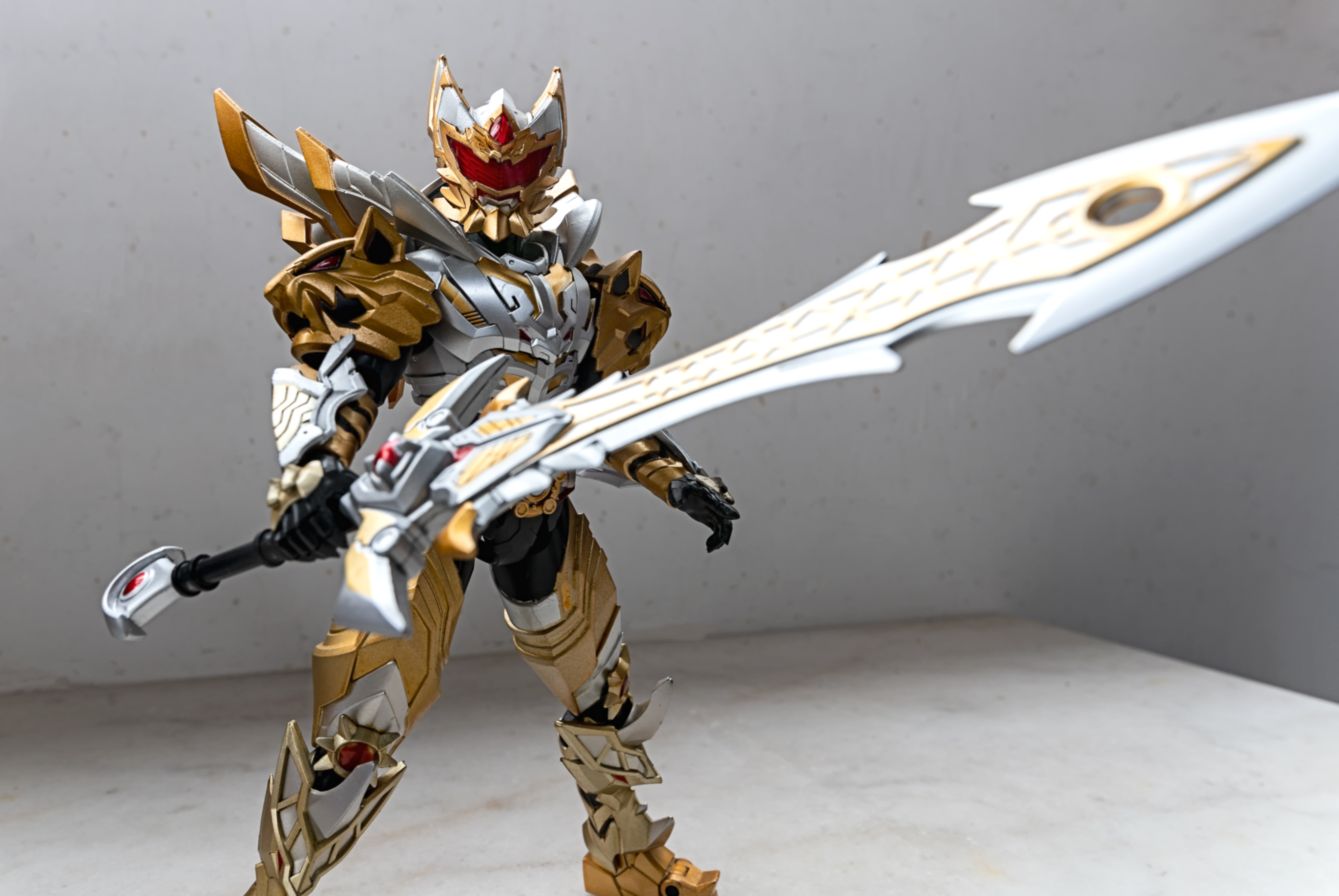 这是当盾牌和剑组成极光帝皇戟,我总感觉左手空空荡荡的当把盾牌上半