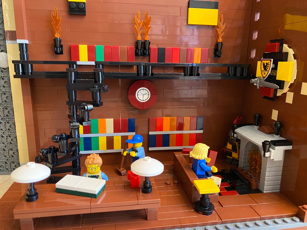 书架上的乐高用乐高积木与书结合别有趣味