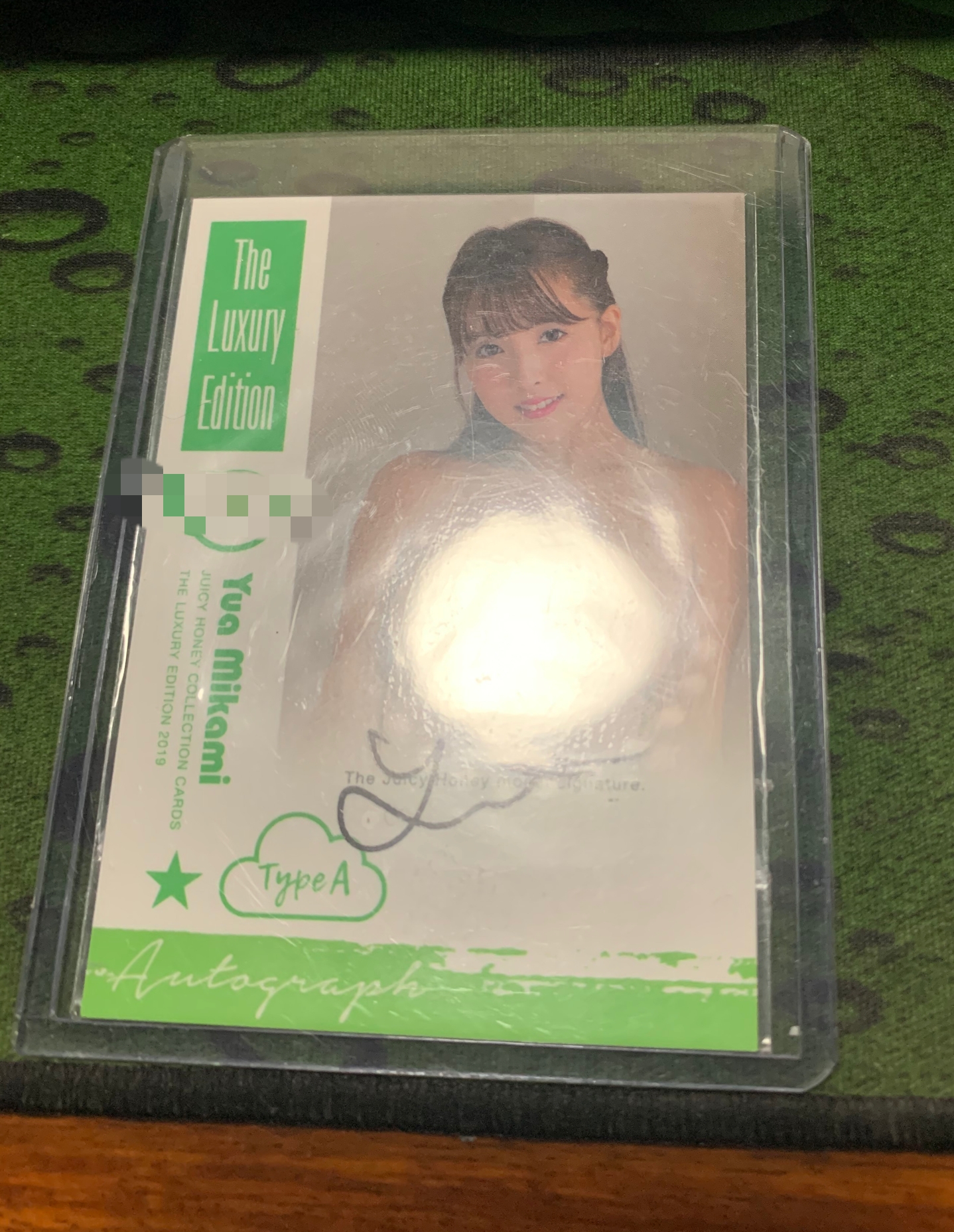 还有一类就是比如juicy honey之类的"球星卡",这就是纯粹的根据颜值和