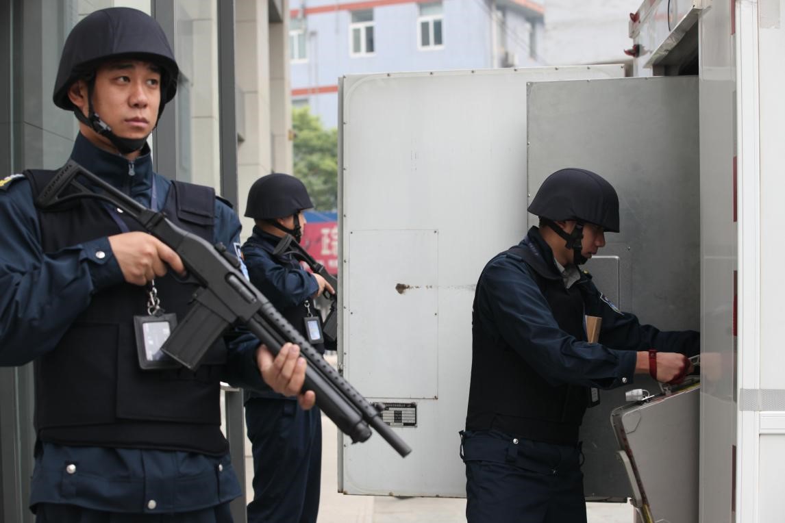 为什么运钞车安防用霰弹枪,高考试卷押运用的自动步枪?