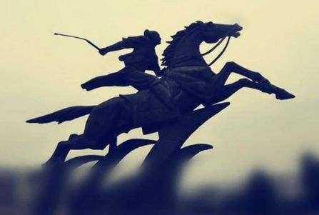 首先在古代通讯手段不发达,除了飞鸽传书外,更多的就是骑马送信,这里