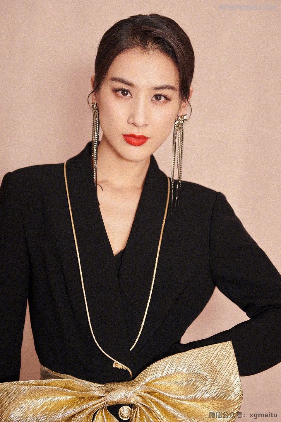 风情万种的性感美女黄圣依黑色礼服呈现出完美身材