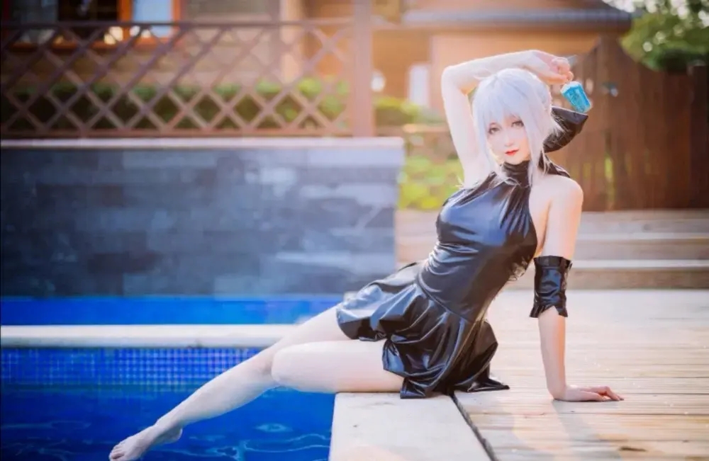 cossaber泳装姐姐身材真不错左手右手慢动作