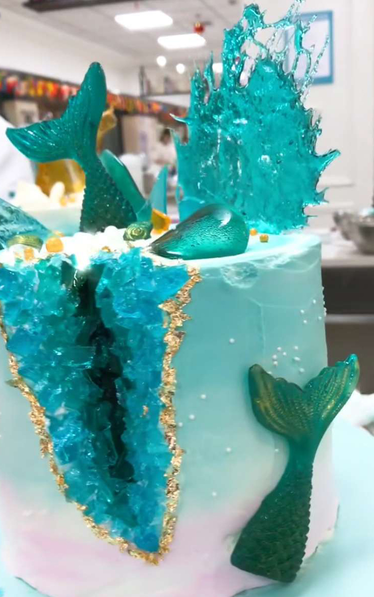什么是水晶溶洞蛋糕?上面的水晶可以吃吗?是怎么制作的?