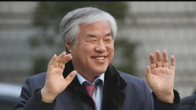 数百名全光勋的支持者涌到首尔市的中央地方法院门前要求"释放全牧师"