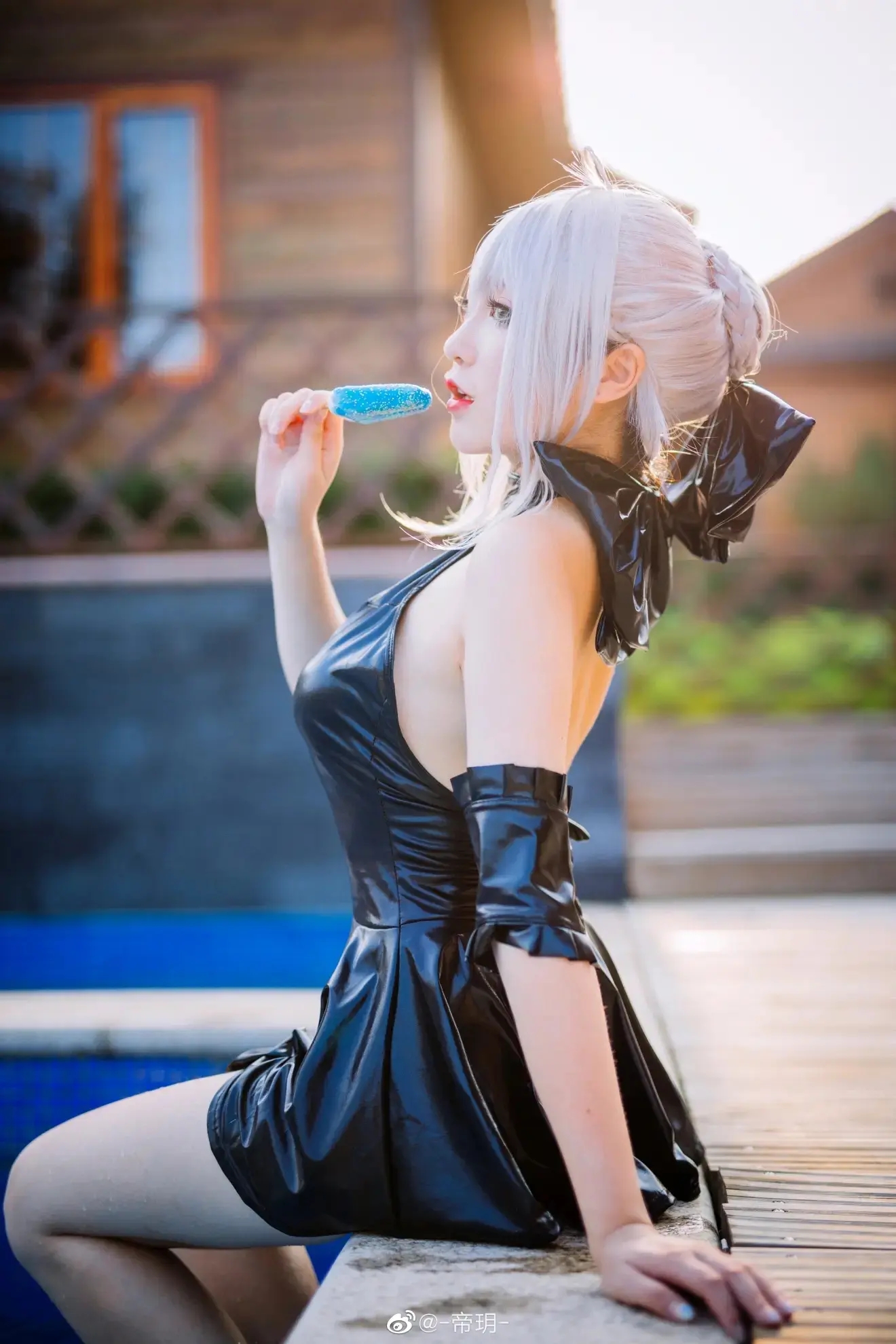 cossaber泳装姐姐身材真不错左手右手慢动作