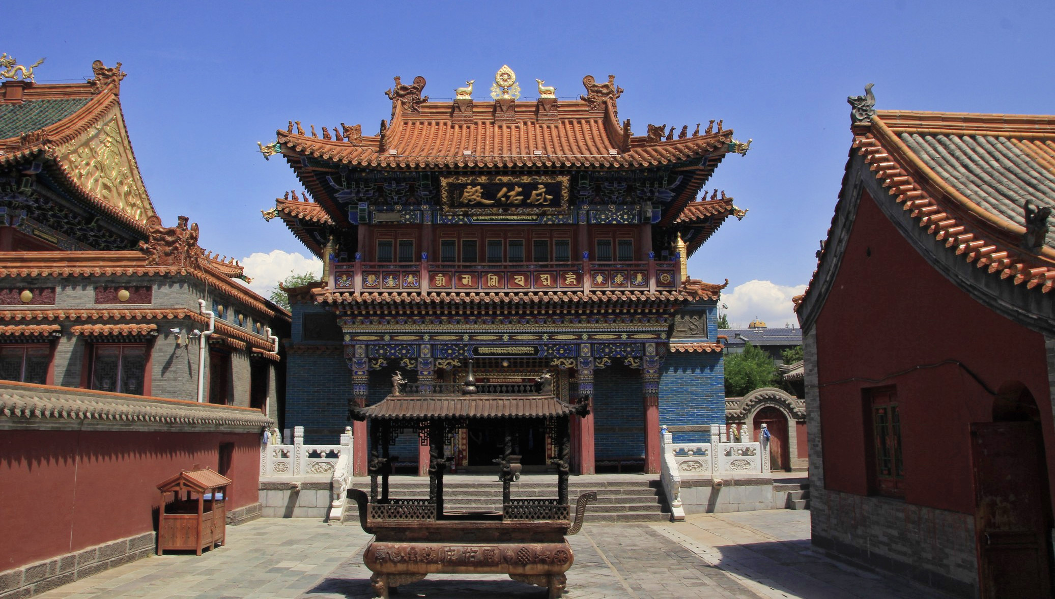 菩提过殿,九间楼,经堂,佛殿等,其中经堂和佛殿连在一起,统称为"大殿"