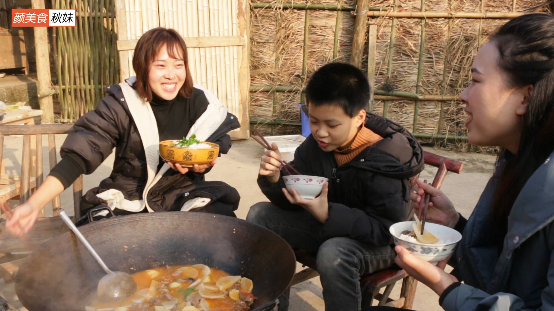 秋妹做了番茄牛腩湯鍋,迎接小粉絲到來,湯鮮味美,小粉絲好愛吃