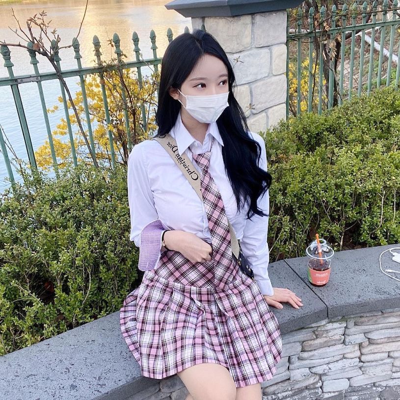 捕获戴口罩的「性感制服正妹」,「撩人的九头身曲线」好极品!