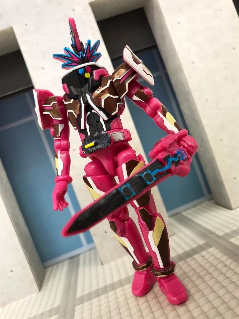 《假面骑士圣刃》装动赏析:剑闪脸罩有金属感,王剑涂装造型华丽