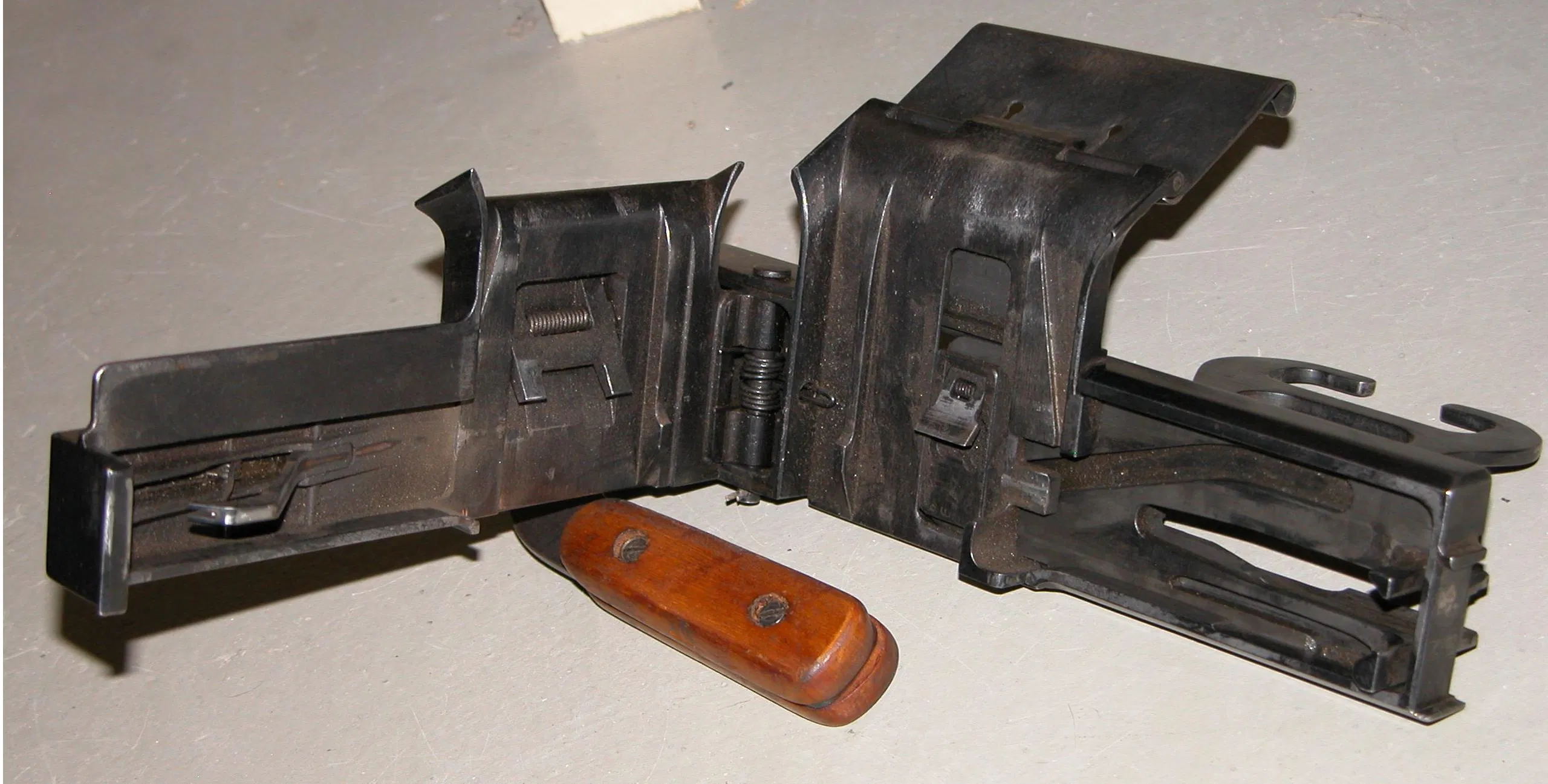 安装在rp-46上,可以拆卸下来使用弹盘供弹(8)rp-46轻机枪和其使用的弹