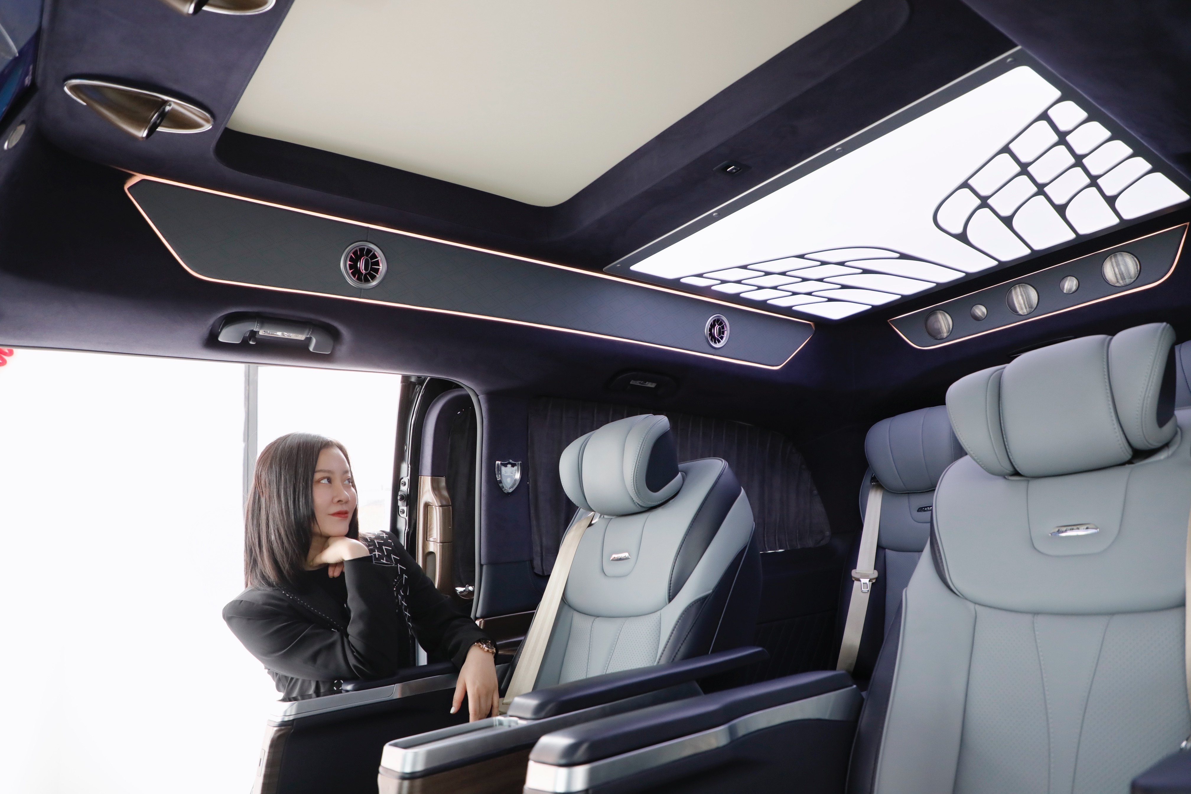 奔驰官方授权出品21款v级商务车正式下线这内饰到底好在哪