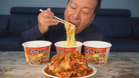 中字:韩国吃货兴森的父亲,今天吃方便面 泡菜,大口吸面吃的真香