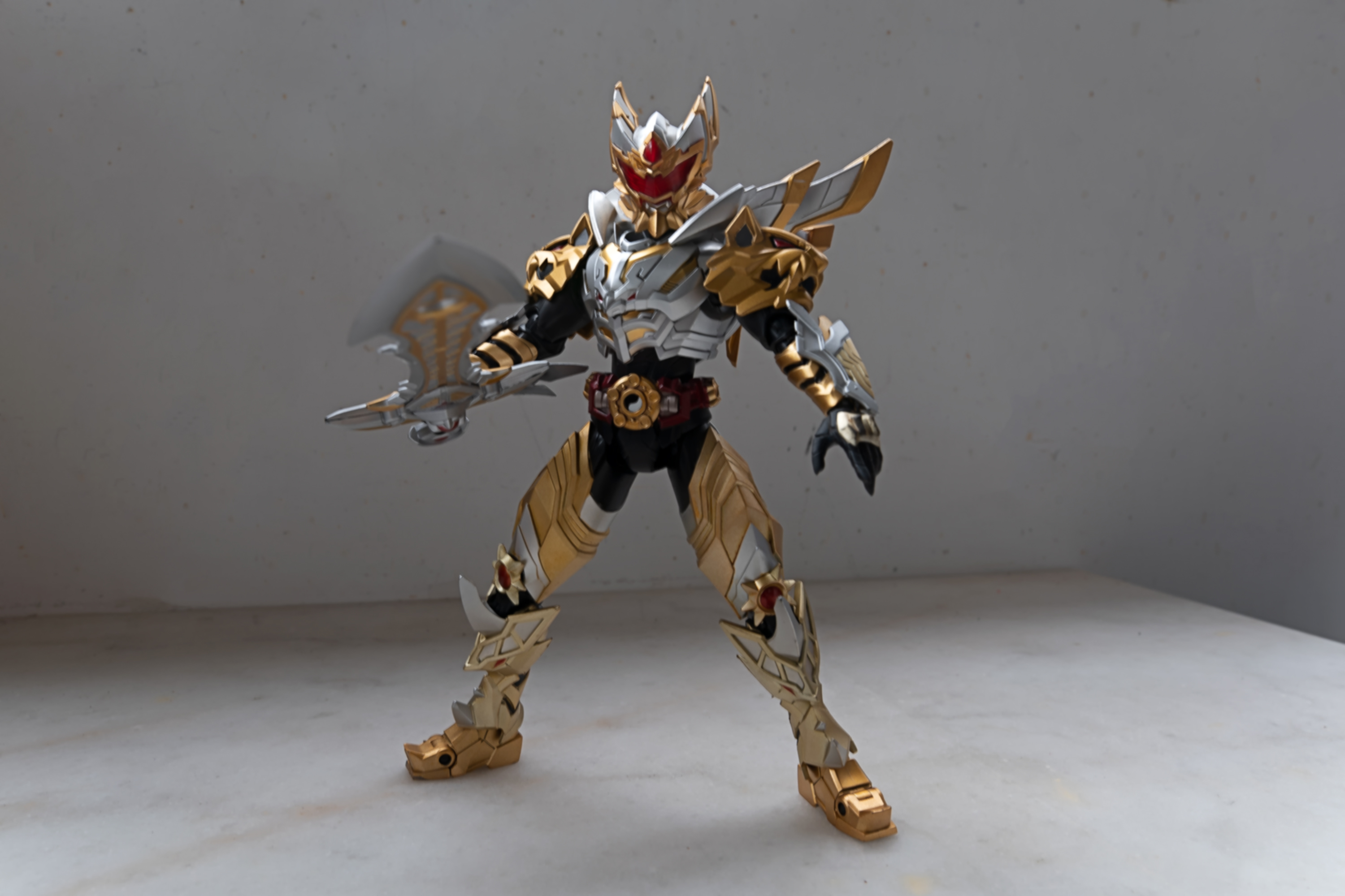 这是当盾牌和剑组成极光帝皇戟,我总感觉左手空空荡荡的当把盾牌上半