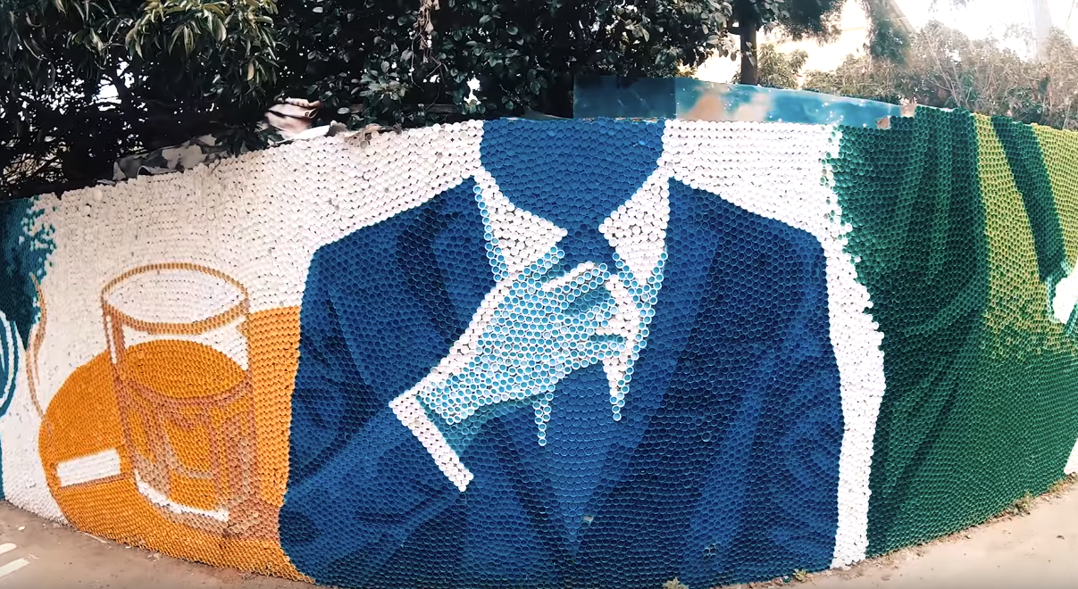 台湾小伙收集10万个瓶盖,建造了一个艺术墙,呼吁人们要保护环境