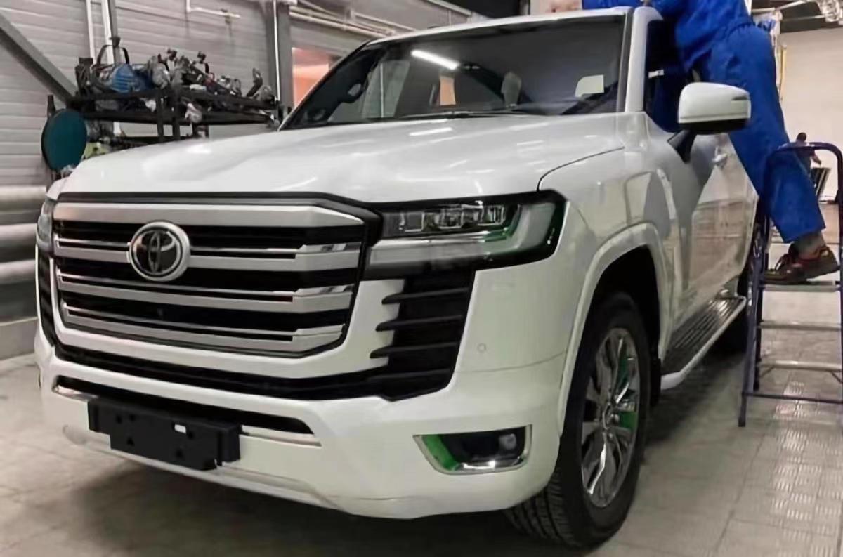 21款全新丰田陆巡现身大连港!3.5t6缸油混,会官方引进国内吗?