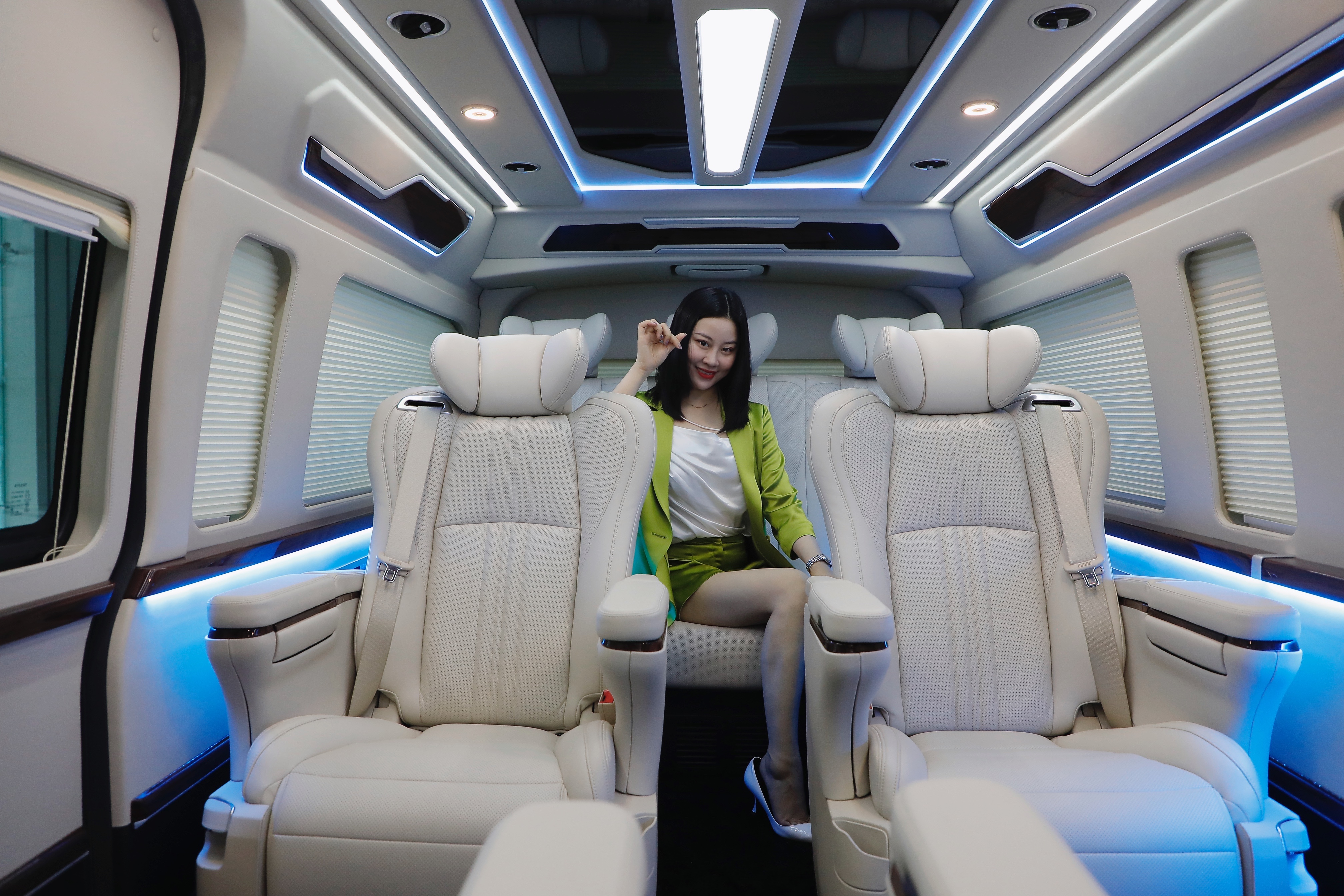 9米长的丰田保姆车!配4个埃尔法航空座椅,mpv头号霸主?