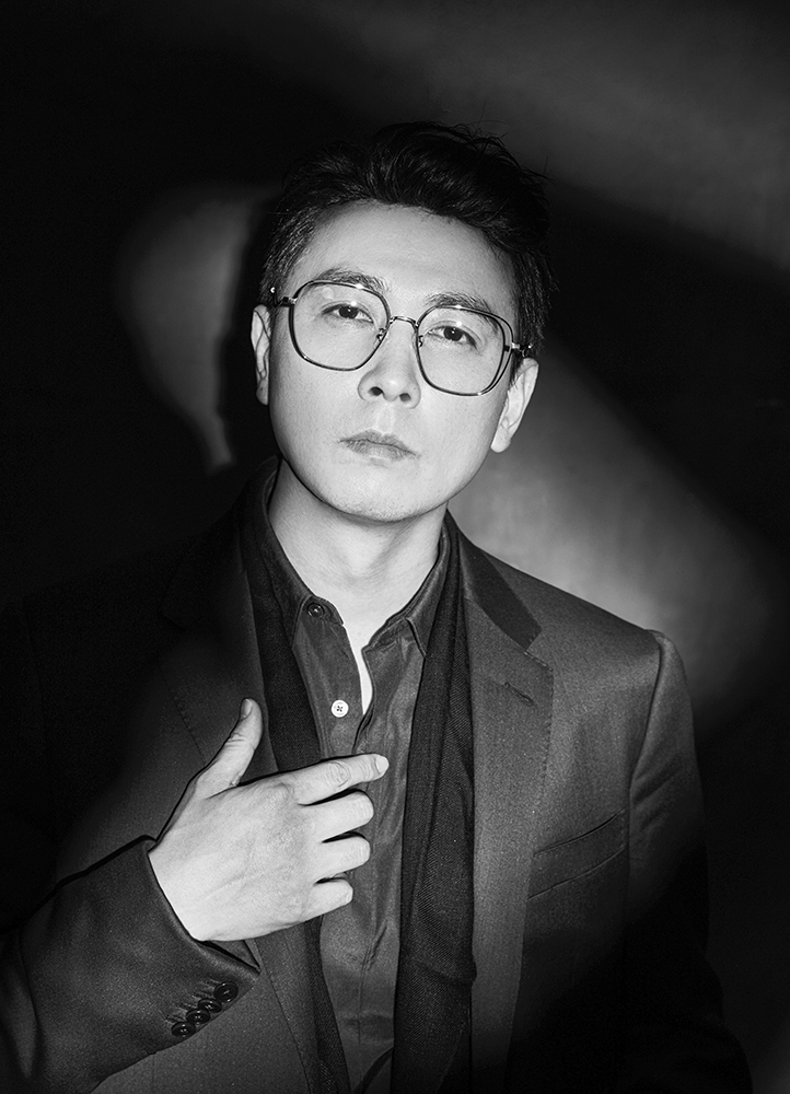 保剑锋出席搜狐时尚盛典金丝眼镜造型尽显儒雅气质