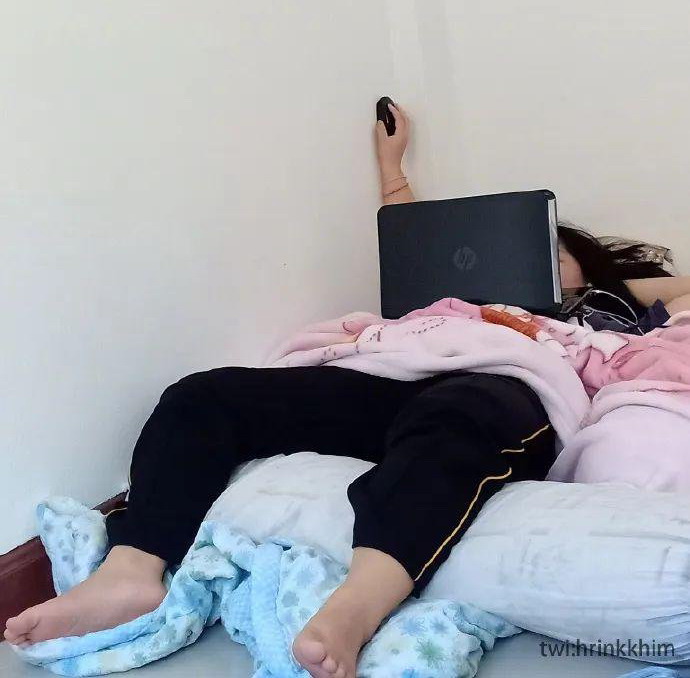 搞笑图片小姐姐又朝我撩头发了