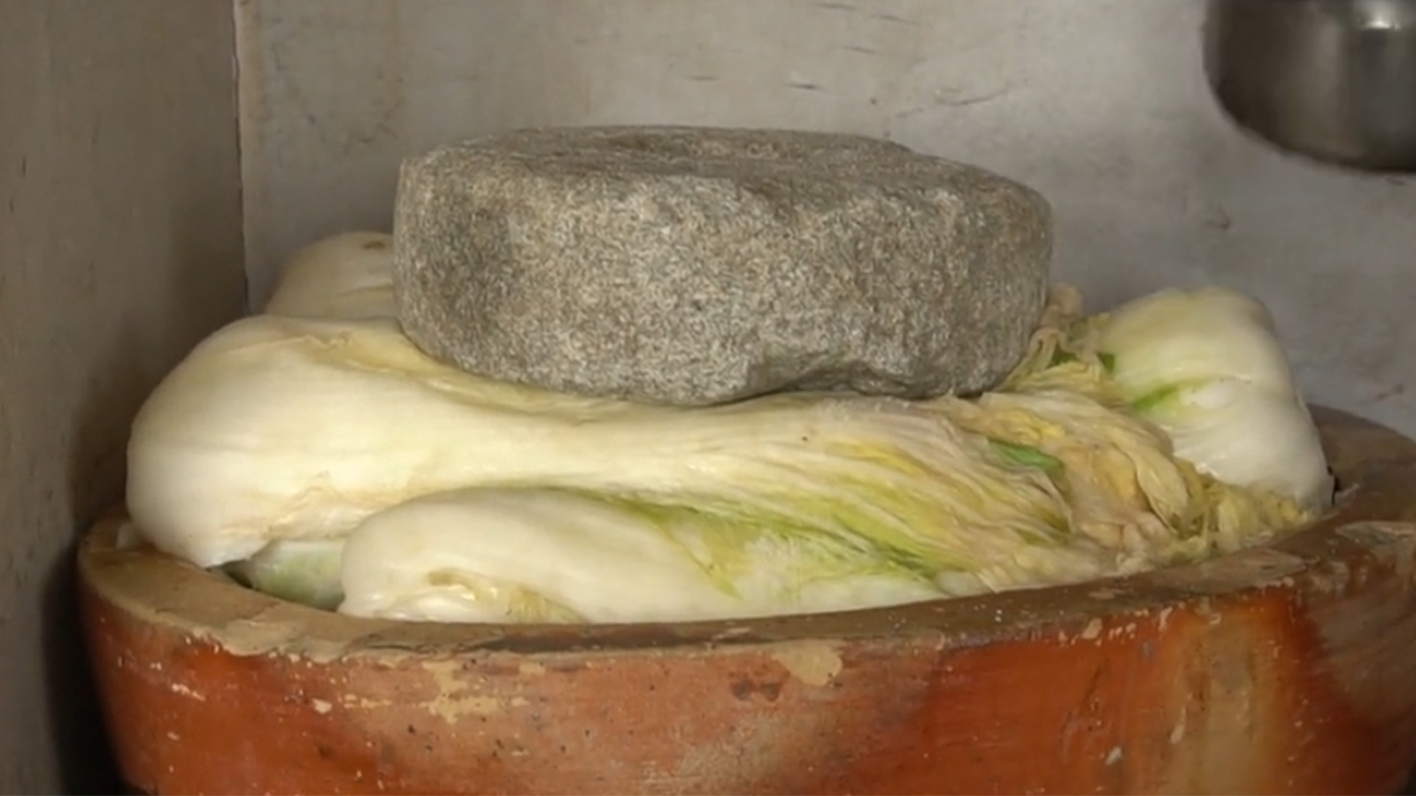 以上就是大部分东北人,家家都会做的腌酸白菜,也叫积酸菜,积一缸酸菜