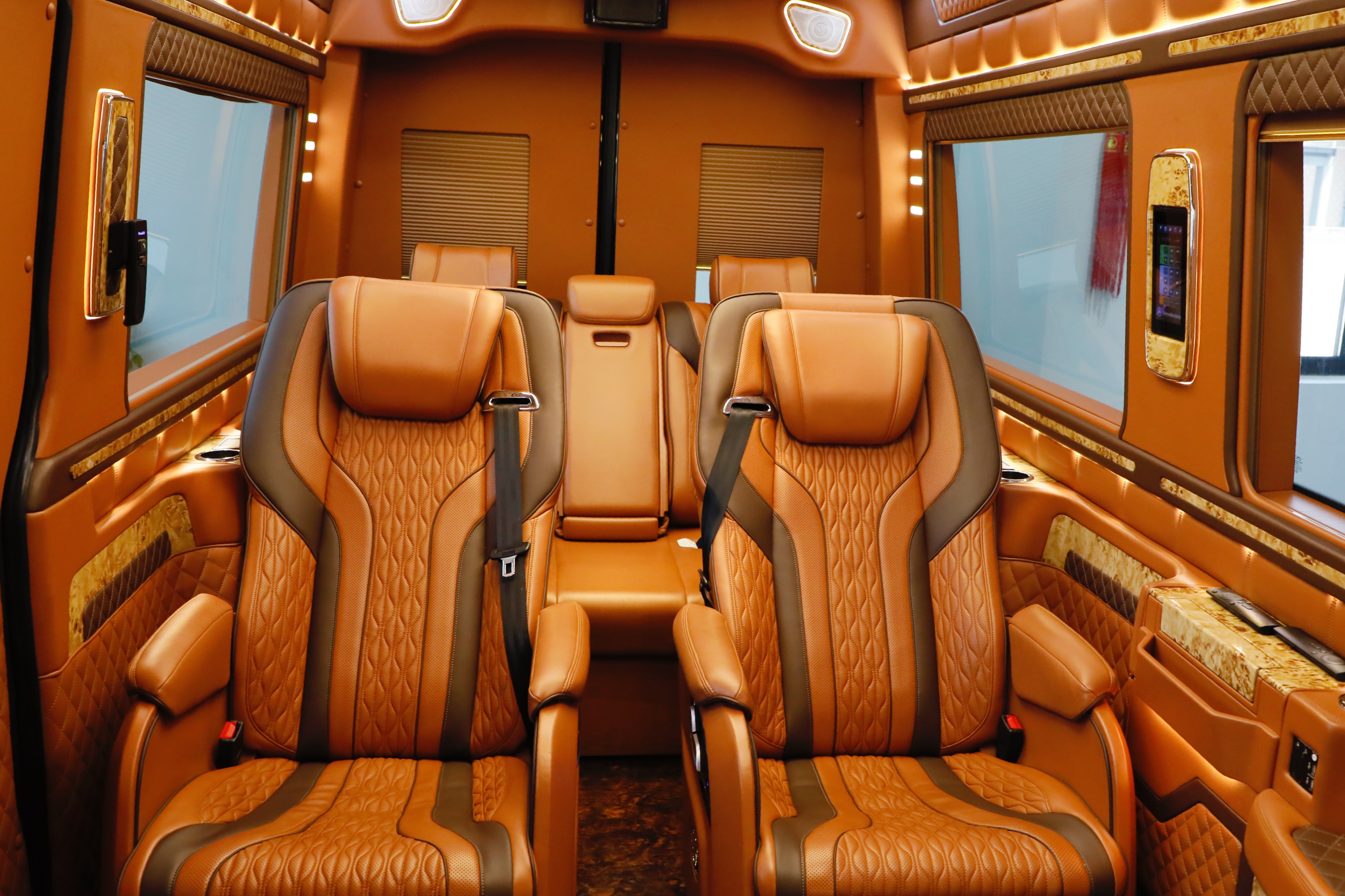 9米长的丰田保姆车!配4个埃尔法航空座椅,mpv头号霸主?