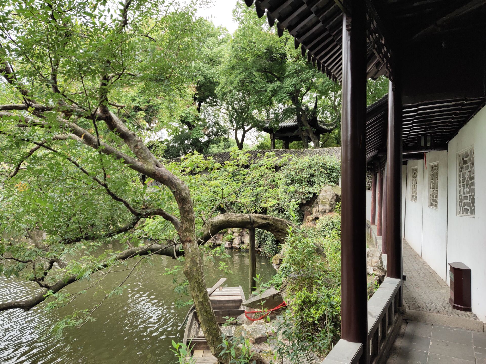 沧浪亭的一大特点便是以水绕园,外面的水景亦是园林的一部分,这是苏州