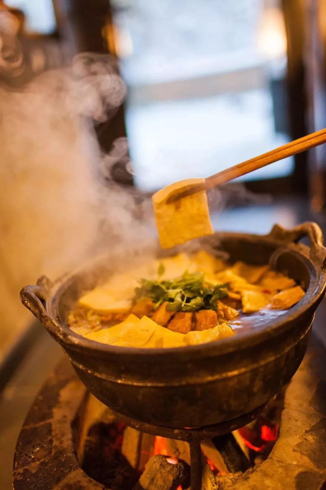 一家人一起抱团取暖吃火盆锅,这才是冬天该有的仪式感!