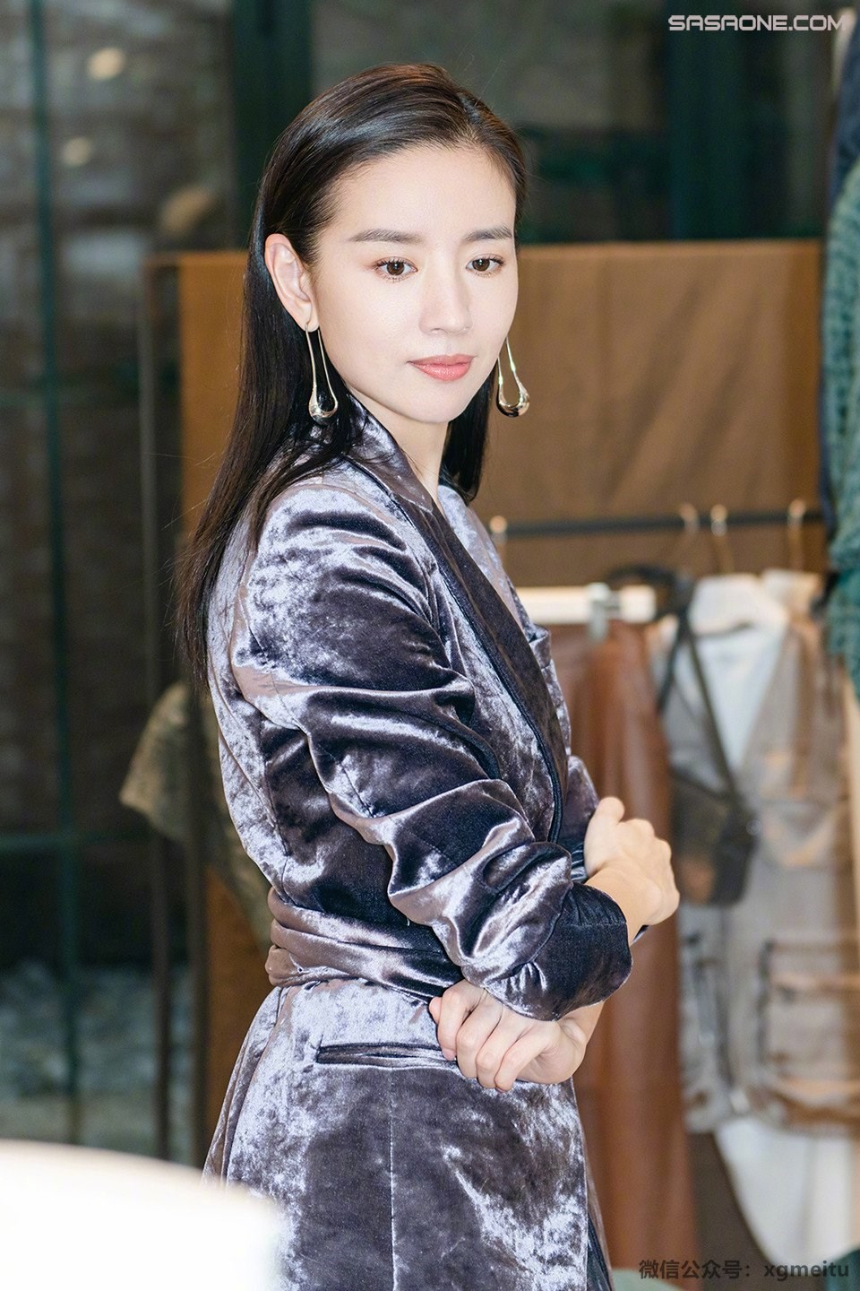 成熟妩媚的性感女神董洁细腰美腿白裙飘飘美不胜收