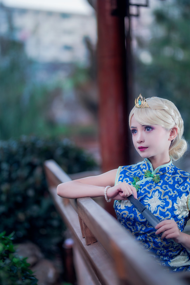 cos冰雪奇缘艾莎旗袍