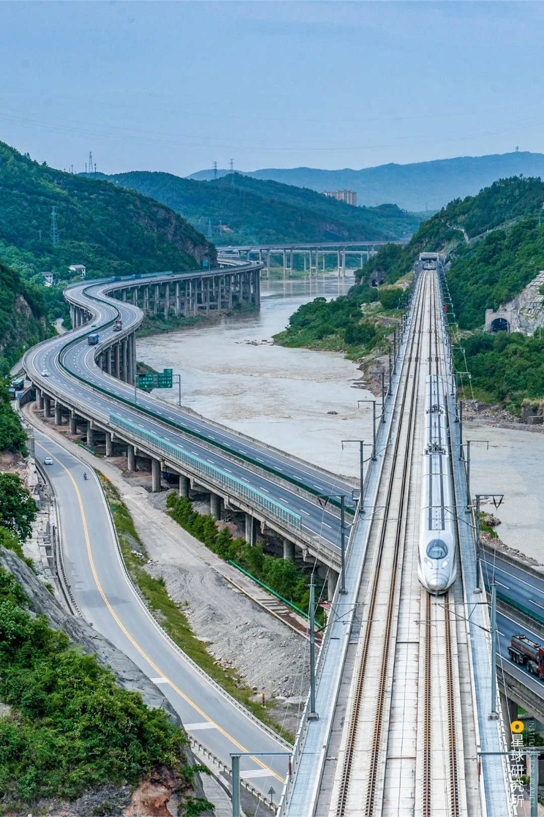 ▼(西成高铁进入四川境内的第一座特大桥:嘉陵江特大桥,桥下是京昆