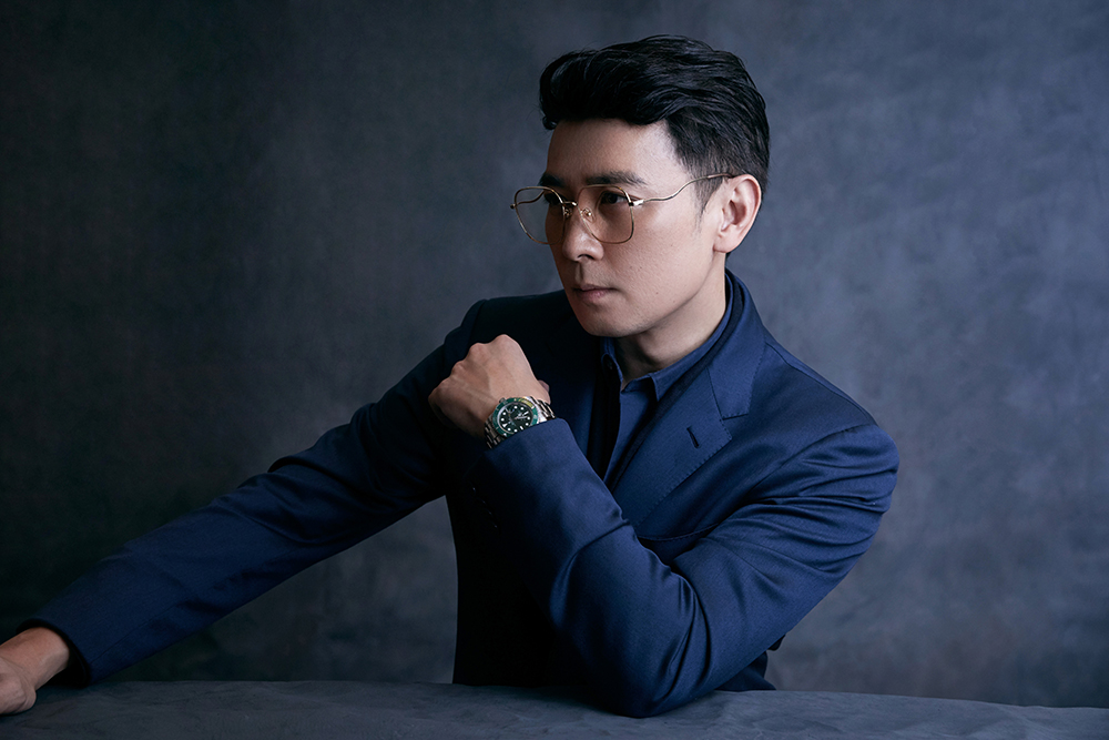 保剑锋出席搜狐时尚盛典金丝眼镜造型尽显儒雅气质