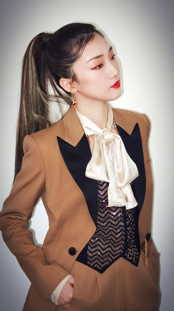 yamy郭颖亮相令人心动的offer2发布会职场造型气场十足