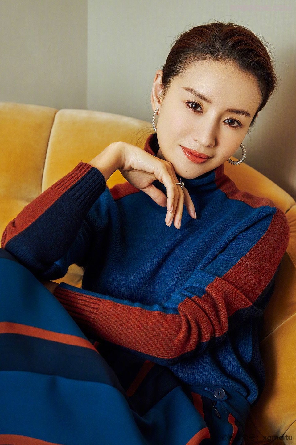 成熟妩媚的性感女神董洁细腰美腿白裙飘飘美不胜收