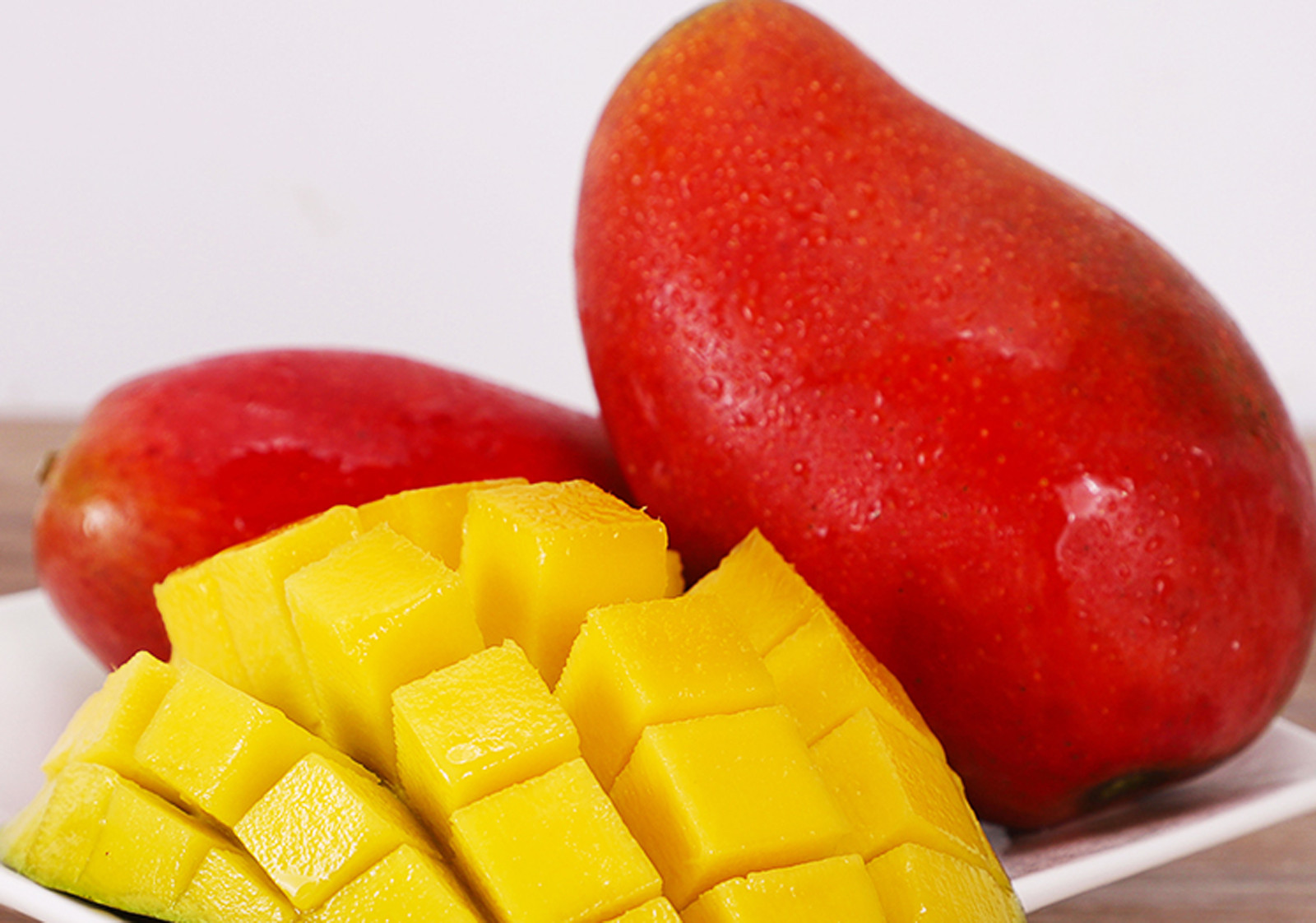 我用红芒果做的草莓芒果双拼千层蛋糕有太阳蛋之称的日本红芒果6000元