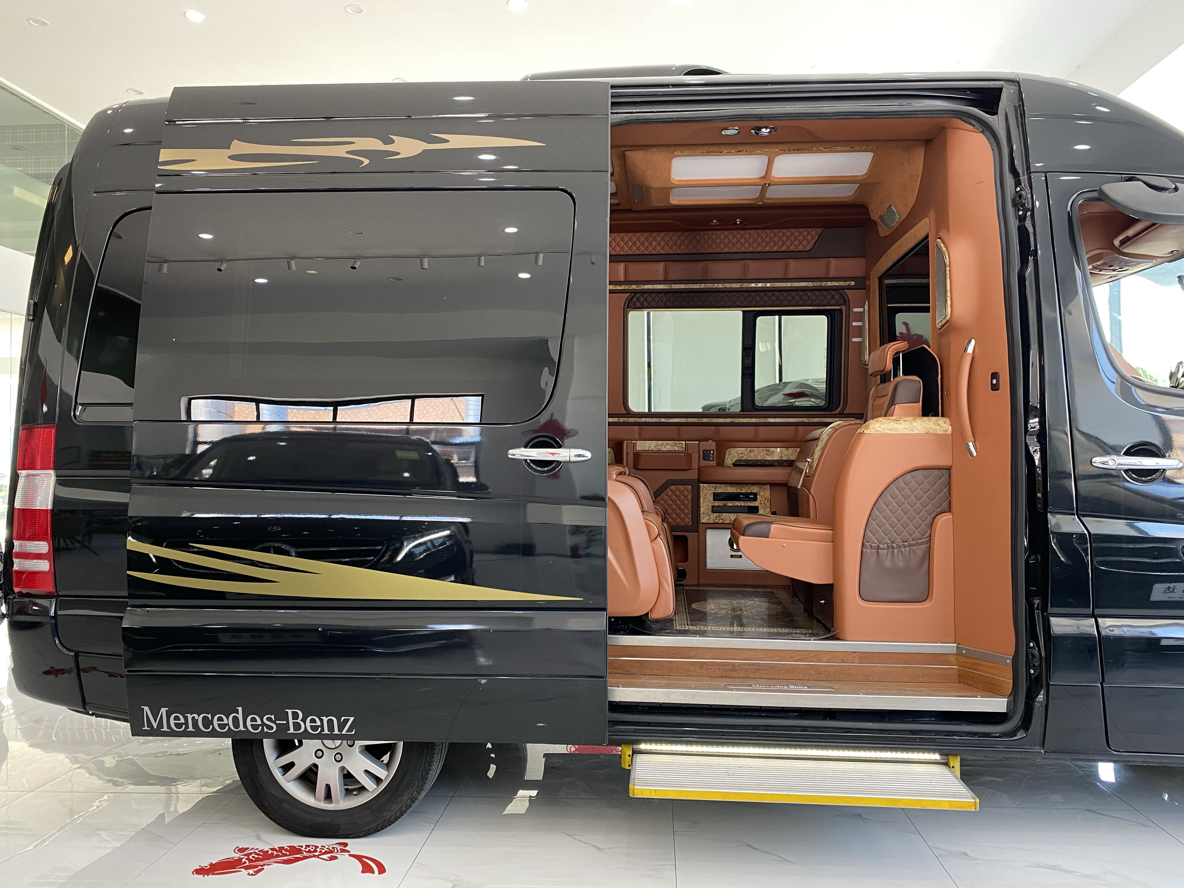 9米长的丰田保姆车!配4个埃尔法航空座椅,mpv头号霸主?