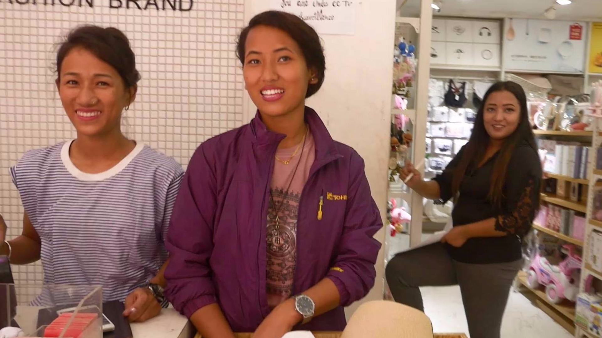 尼泊尔的中国人商店,有一群漂亮店员,中国老哥用手机翻译来尬聊