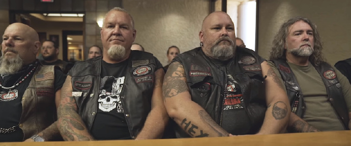 美国飞车党壮汉们组织陪同孩子出庭指认施虐者