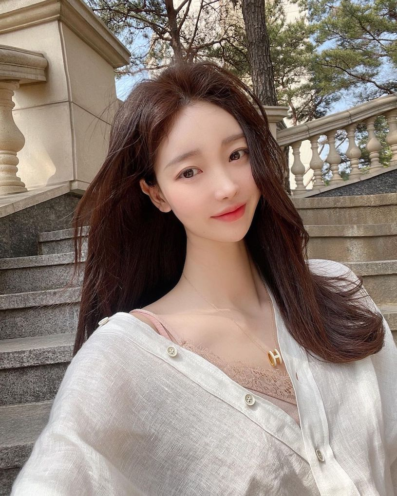 最爱穿大深v装的性感姐姐紧身服自拍