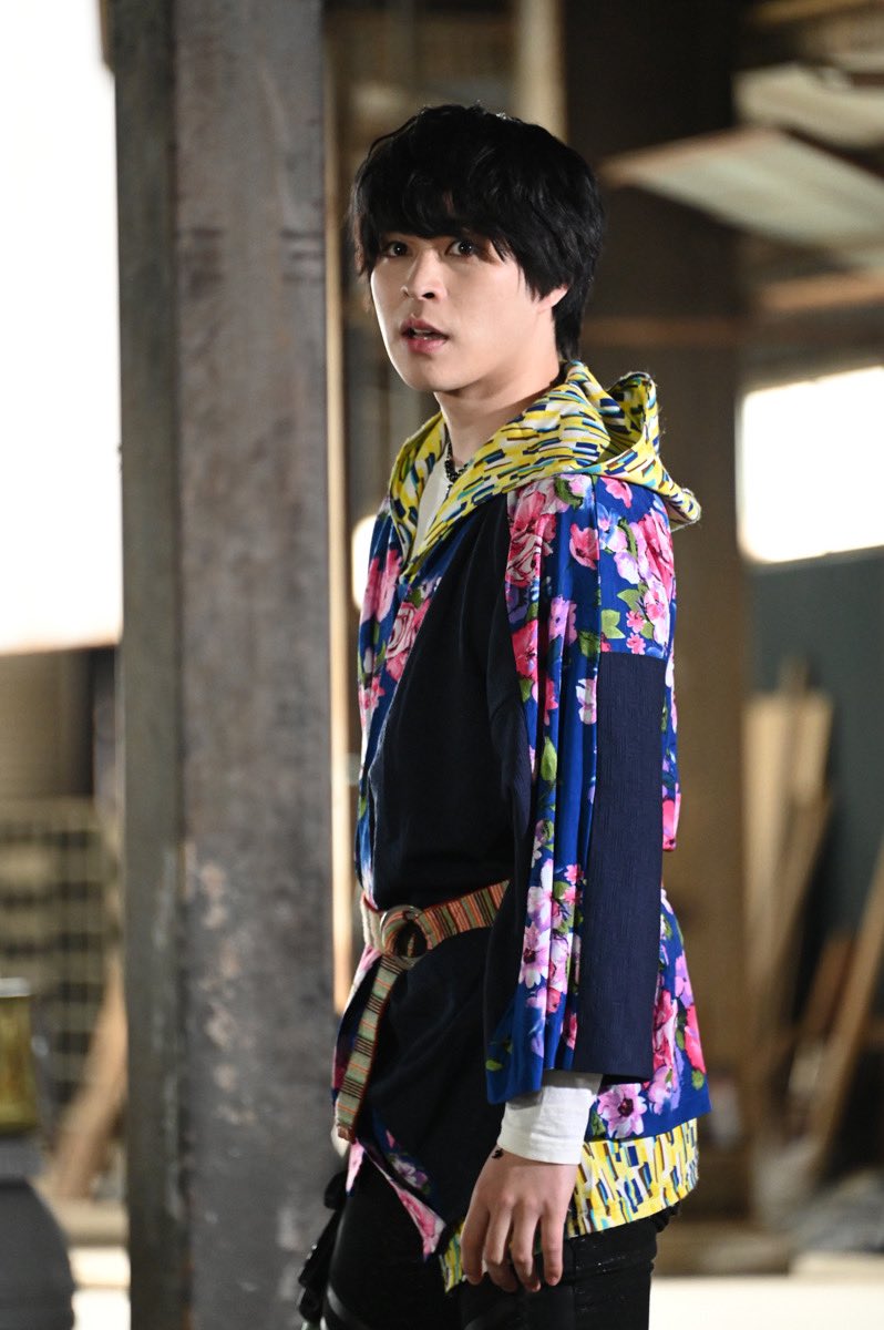 先送上天空寺尊饰演者 西铭骏 和飞羽真饰演者 内藤秀一郎 的合影