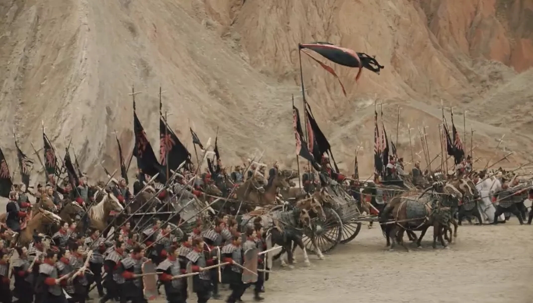 秦赵两军对阵的场景中既有步兵列阵,又有骑兵"放风筝"(骑射)和冲击的