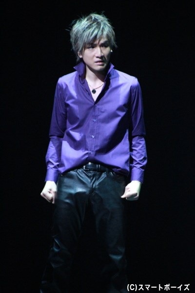 还有在《如龙》的舞台剧中饰演田中真司,而饰演他的大哥桐生一马的则