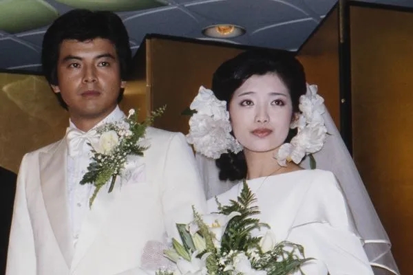 与三浦友和笑着一起切蛋糕用照片回顾山口百惠传说结婚篇