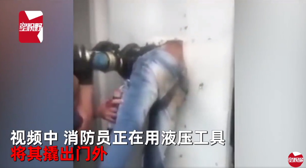 18岁男子打洞越狱逃跑被卡墙壁 下半身悬挂求消防拔出