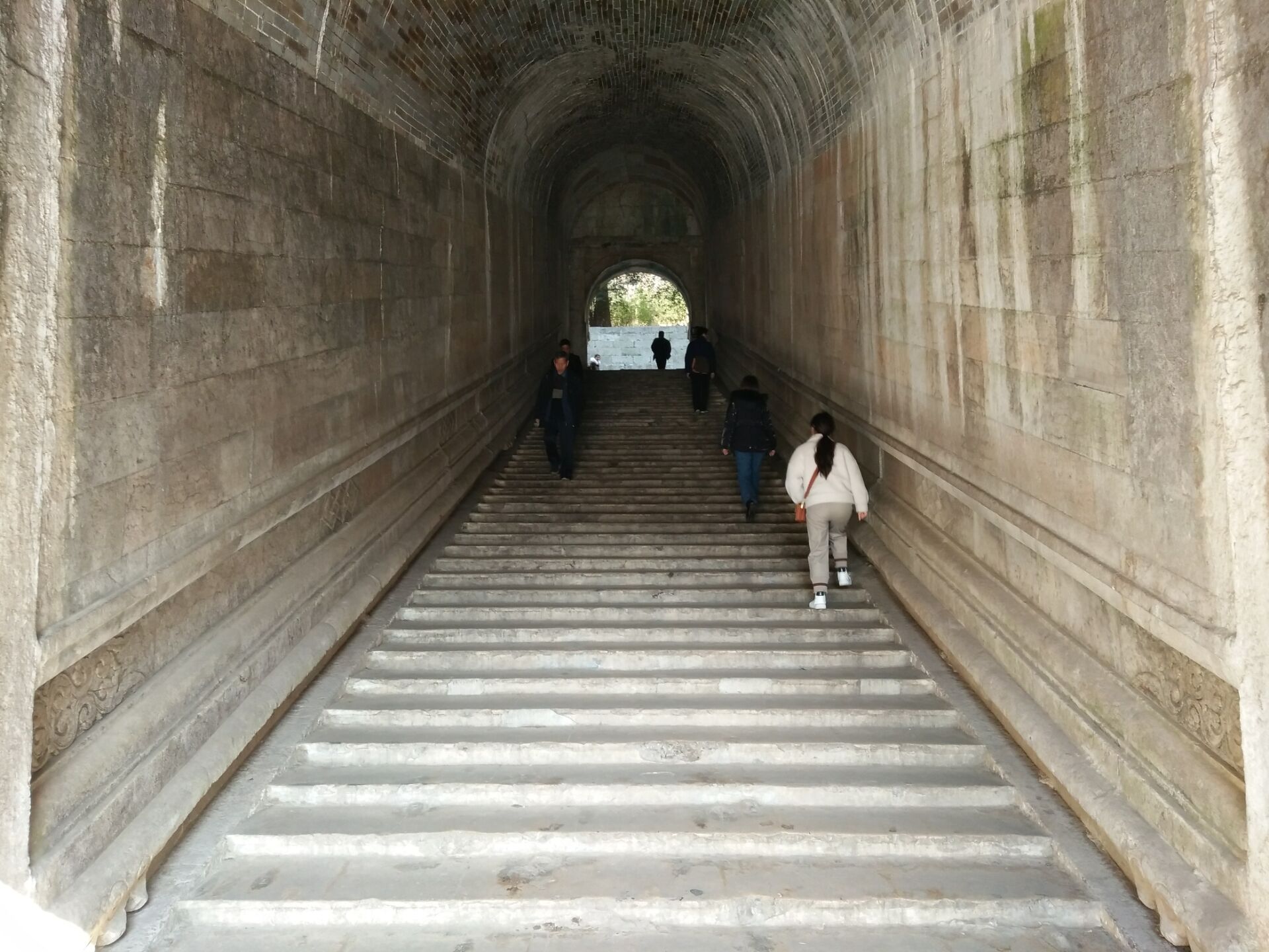 奔走在南京钟山明孝陵