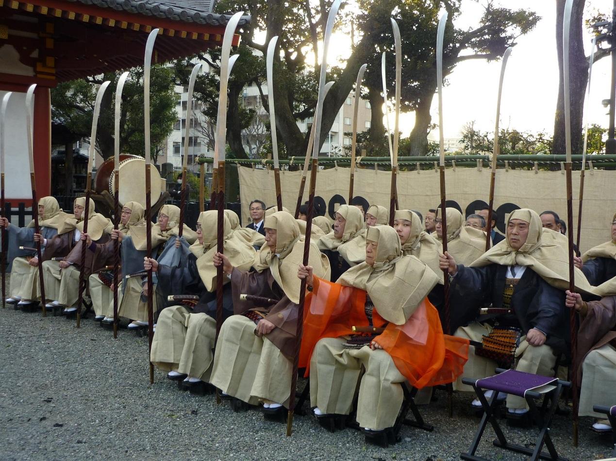 寺庙,很多都是一边阿弥陀佛,一边砍你头的僧兵组织,加上日本佛教本身