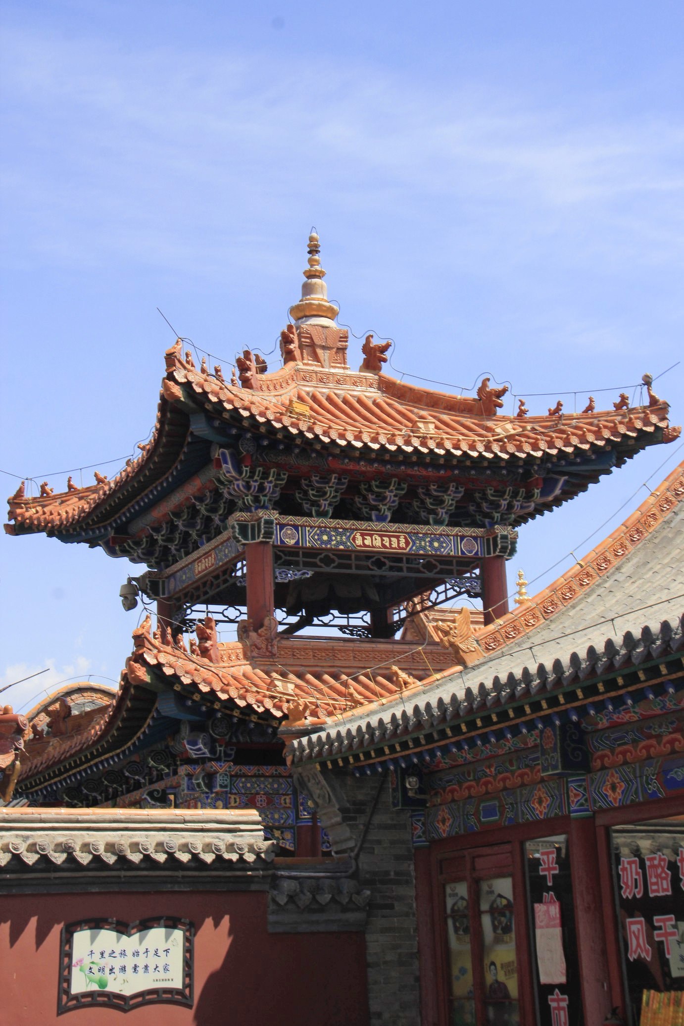 菩提过殿,九间楼,经堂,佛殿等,其中经堂和佛殿连在一起,统称为"大殿"