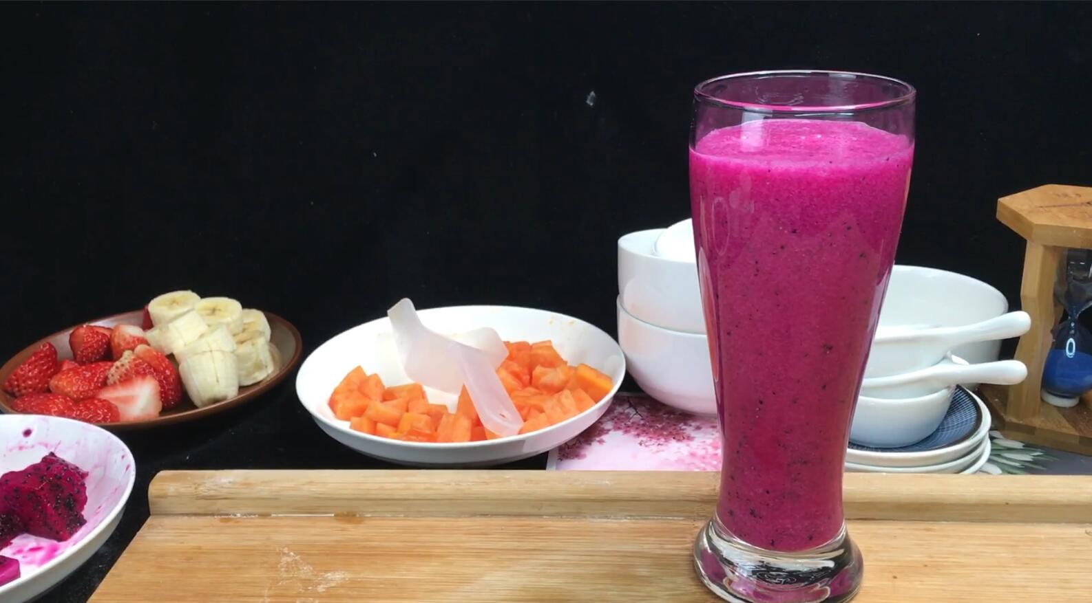 火龙果香蕉汁好喝又有营养还可以做减肥代餐丰富的营养物质还对于人体