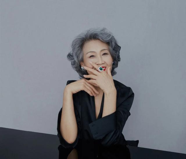 过去一年里,她加入所在mcn公司旗下的"时尚奶奶团",并发展为其中最