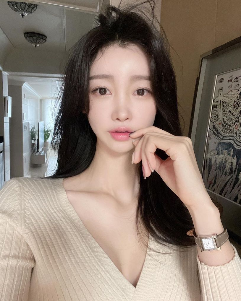 最爱穿大深v装的性感姐姐紧身服自拍